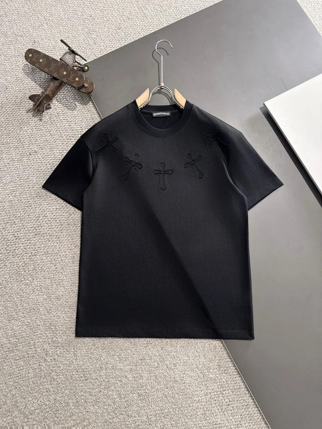 🅿️270 shipped next day Croxin 2025 early spring new style (top quality, differentiated currency) launches 260g high-density short sleeves, early spring catwalk style, personalized and exclusive style, same style for men and women, using imported custom dyed fabrics, chain bottom back collar, fully shoulder-covering, no deformation or shrinkage when exposed to water, SIZE: M to 4XL